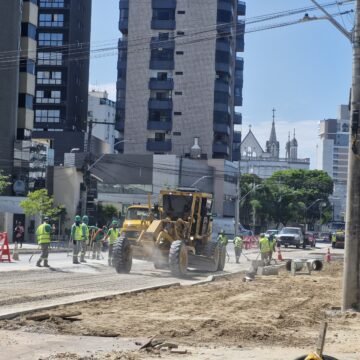 Itajaí: Nova etapa de pavimentação avança na principal avenida da cidade