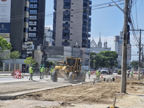 Itajaí: Nova etapa de pavimentação avança na principal avenida da cidade