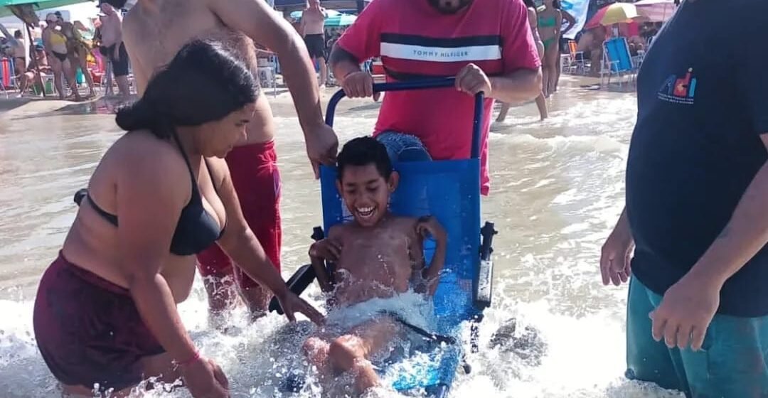 Banho de mar com acessibilidade: Projeto “Vida na Praia” retorna ao litoral catarinense neste sábado (7)