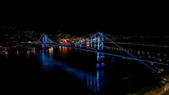 Florianópolis celebra a nova iluminação da Ponte Hercílio Luz, com show de luzes e contagem regressiva em Megatela