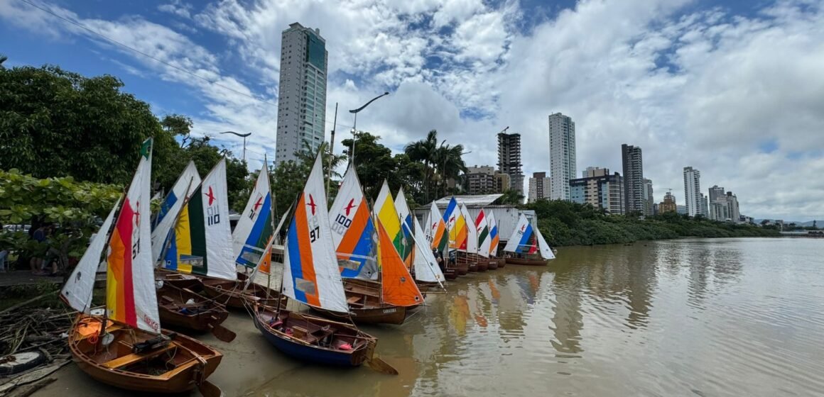 Show na Baía Afonso Wippel celebra lançamento de embarcações construídas em curso de referência nacional