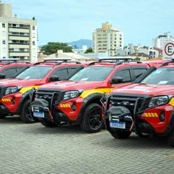 Governador Jorginho Mello entrega 15 novas viaturas para o Corpo de Bombeiros Militar de SC
