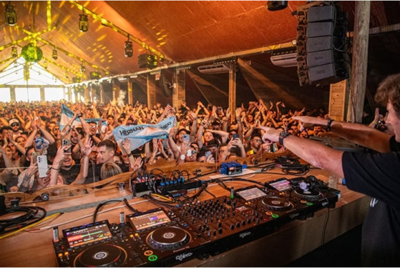 Carnaval do Warung Beach Club traz grandes nomes da música eletrônica internacional