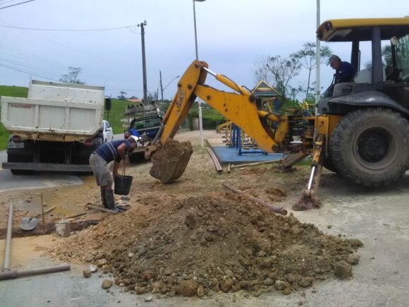 Semasa altera trânsito de avenida para melhorias na rede de esgoto