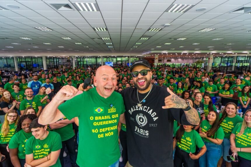 Luciano Hang prega pegadinha de 1º de abril e leva sósia de Neymar ao Centro Administrativo da Havan