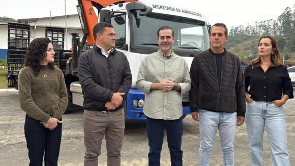 Carlos Chiodini garante emenda parlamentar para aquisição de caminhão para Secretaria da Agricultura de Itajaí
