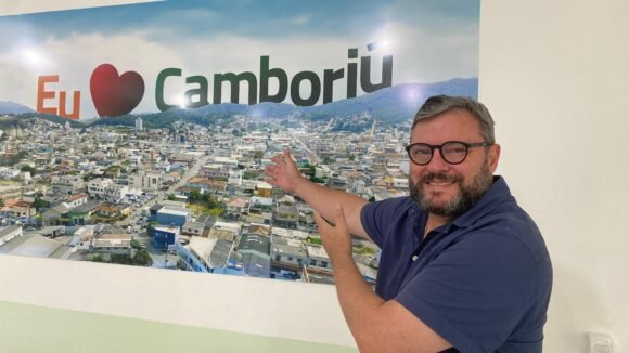 Câmara de Camboriú aprova contas de 2018 do ex-prefeito Élcio Kuhnen: trajetória de transparência e reconhecimento