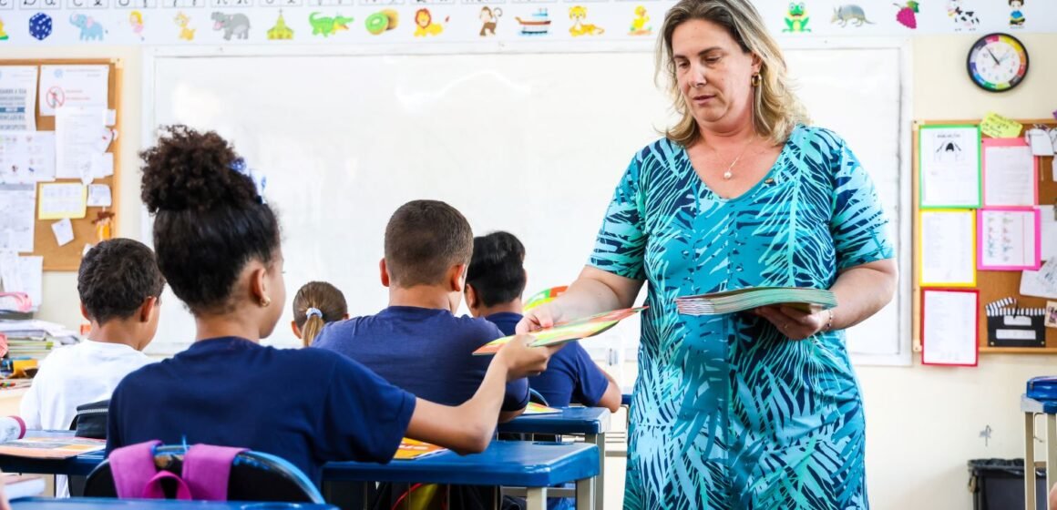 Proposta do Governo de SC para reajuste de 11% e incentivo anual de R$ 3 mil para professores é aprovada na Alesc