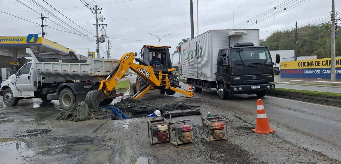 Vazamento em adutora interrompe abastecimento de Itajaí e Navegantes