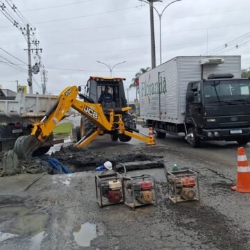 Vazamento em adutora interrompe abastecimento de Itajaí e Navegantes