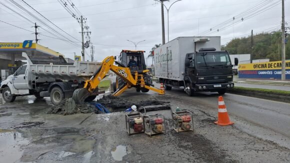 Vazamento em adutora interrompe abastecimento de Itajaí e Navegantes