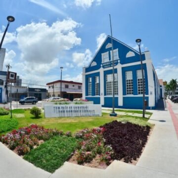 Biblioteca Municipal de Itajaí abre programação do Outubro Rosa com “Abraço dos Lenços”
