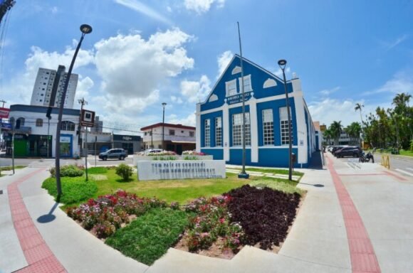 Biblioteca Municipal de Itajaí abre programação do Outubro Rosa com “Abraço dos Lenços”