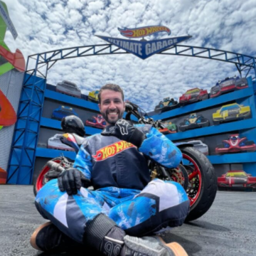 Captura de tela 2025-11-23 200033 Quem era Lurrique Ferrari, o piloto que morreu após acidente no Hot Wheels Epic Show, no Parque do Beto Carrero