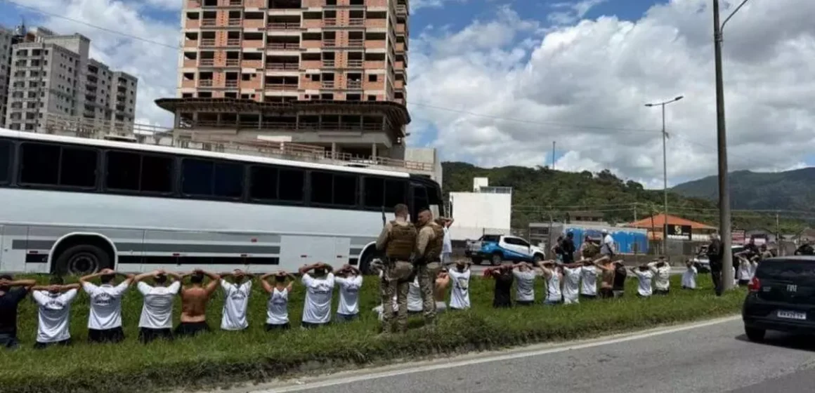 Confronto-entre-torcidas-de-Inter-e-Santos-bloqueia-a-BR-101 Briga entre torcidas do Santos e Internacional provoca fechamento da BR 101 em Itapema