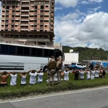 Confronto-entre-torcidas-de-Inter-e-Santos-bloqueia-a-BR-101 Briga entre torcidas do Santos e Internacional provoca fechamento da BR 101 em Itapema