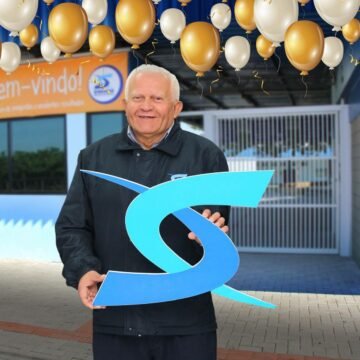 Colégio Sinergia homenageia colaborador após 11 anos de dedicação à instituição