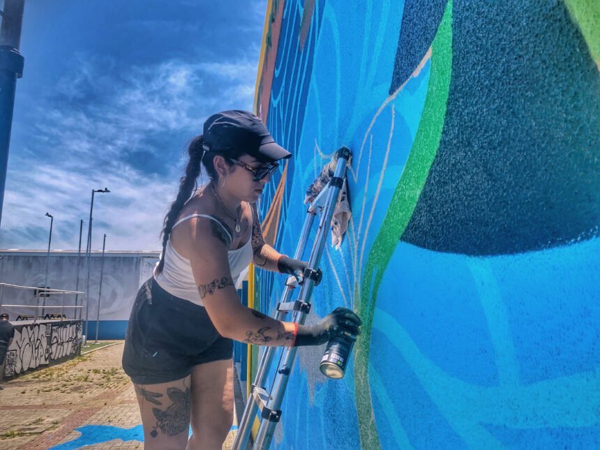 Joh Mayara Projeto Alma de Rua inicia intervenções artísticas nos muros do Porto de Itajaí