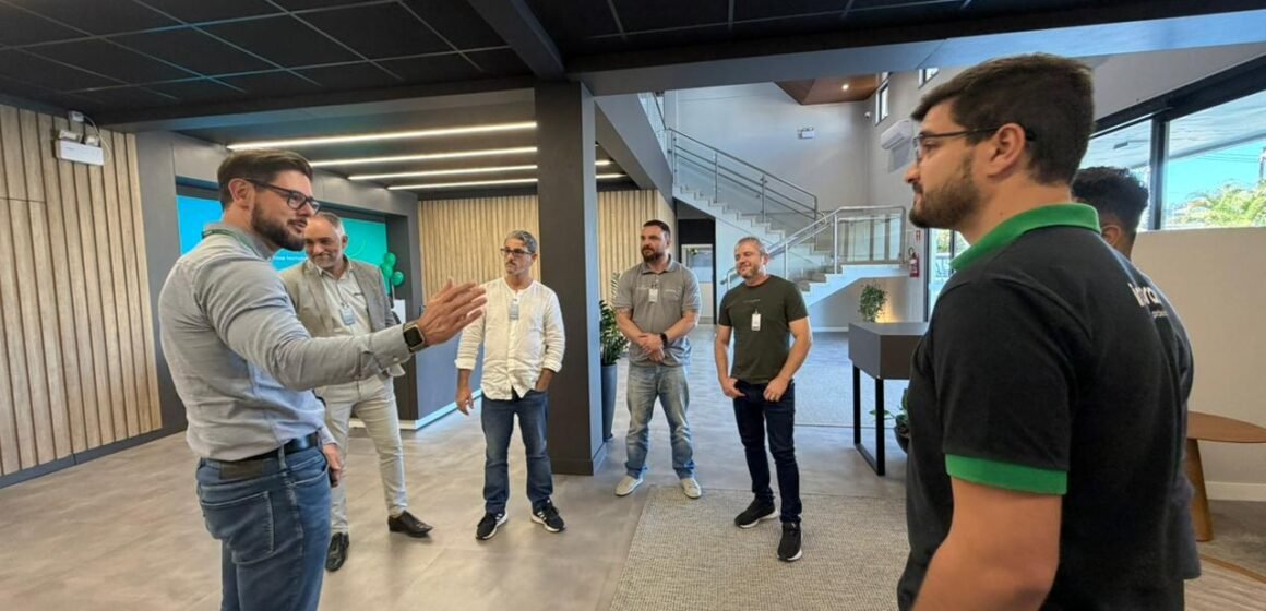 João Matos e equipe do Sinergia visitam a Intelbras em busca de novas soluções para segurança escolar João Matos e equipe do Sinergia visitam a Intelbras em busca de novas soluções para segurança escolar