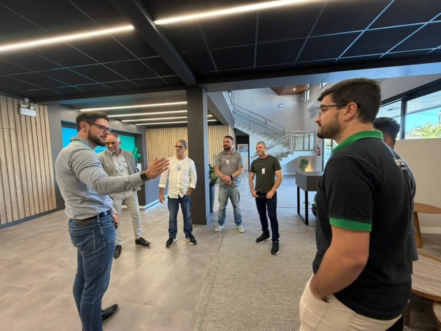 João Matos e equipe do Sinergia visitam a Intelbras em busca de novas soluções para segurança escolar João Matos e equipe do Sinergia visitam a Intelbras em busca de novas soluções para segurança escolar