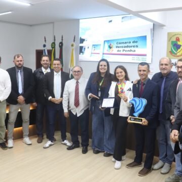 WhatsApp Image 2026-06-17 at 08.27.52 Câmara de Penha aprova projetos e homenageia jovem atleta Rebeka Klotz