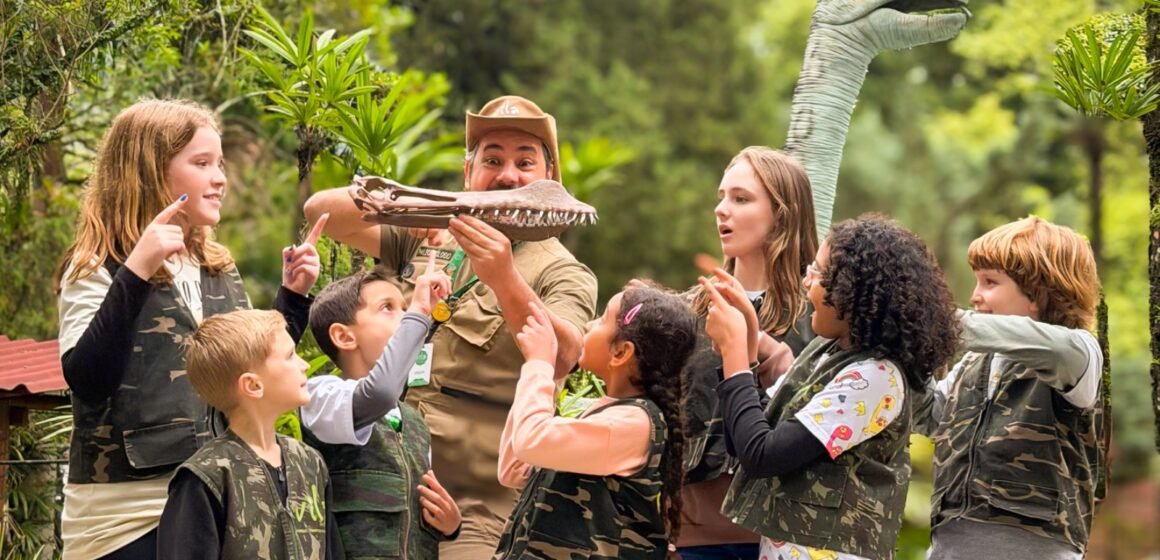 Dinossauros brasileiros viram protagonistas em parque temático de SC