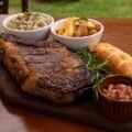 Dia dos Pais: Bistrô da Pousada Estaleiro Guest House reúne gastronomia autoral, natureza e menu especial em Balneário Camboriú