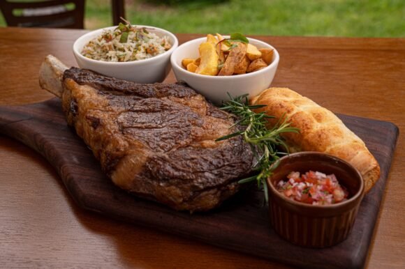 Dia dos Pais: Bistrô da Pousada Estaleiro Guest House reúne gastronomia autoral, natureza e menu especial em Balneário Camboriú