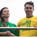 Flávio Bolsonaro deixa o Brasil pela Argentina e segue para os Estados Unidos