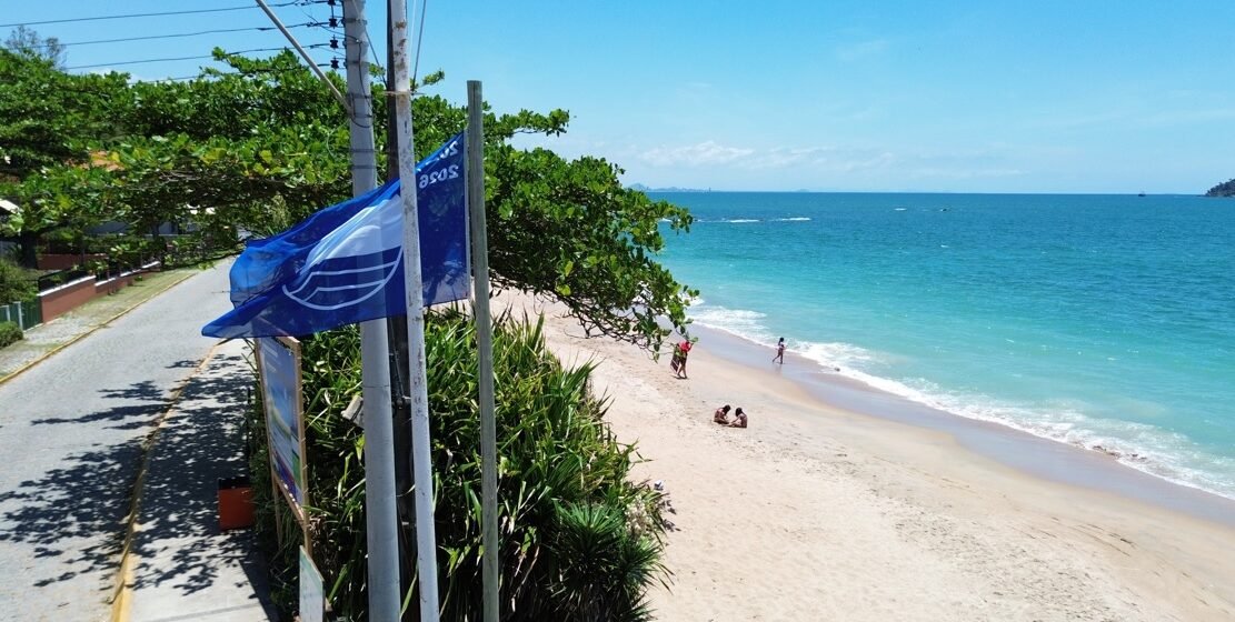 Foto-045-2026--Bandeira-azul--Praia-da-saudade-Creditos-Divulgacao-Prefeitura-de-Penha- Costa Verde & Mar lidera o Brasil em certificações Bandeira Azul na temporada 2026/2027