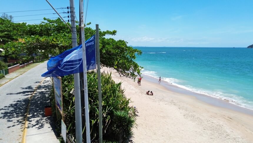 Foto-045-2026--Bandeira-azul--Praia-da-saudade-Creditos-Divulgacao-Prefeitura-de-Penha- Costa Verde & Mar lidera o Brasil em certificações Bandeira Azul na temporada 2026/2027
