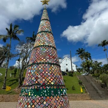 Rodeio recebe a maior árvore de Natal em crochê do Brasil, agora com 14 metros e tema franciscano